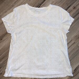 Athleta Subtle Pattern White Short Sleeve Tee